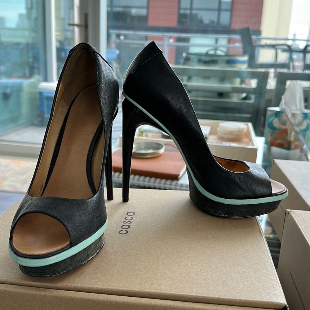 Brand New, never worn LAMB Leather peep-toe pumps 👠